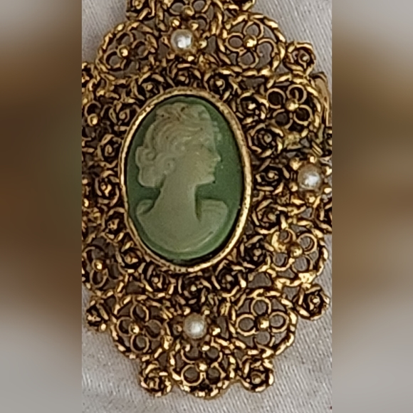 Vintage Green and Ivory Cameo , Filigree goldtone with faux pearls. 1940 era - Picture 10 of 16